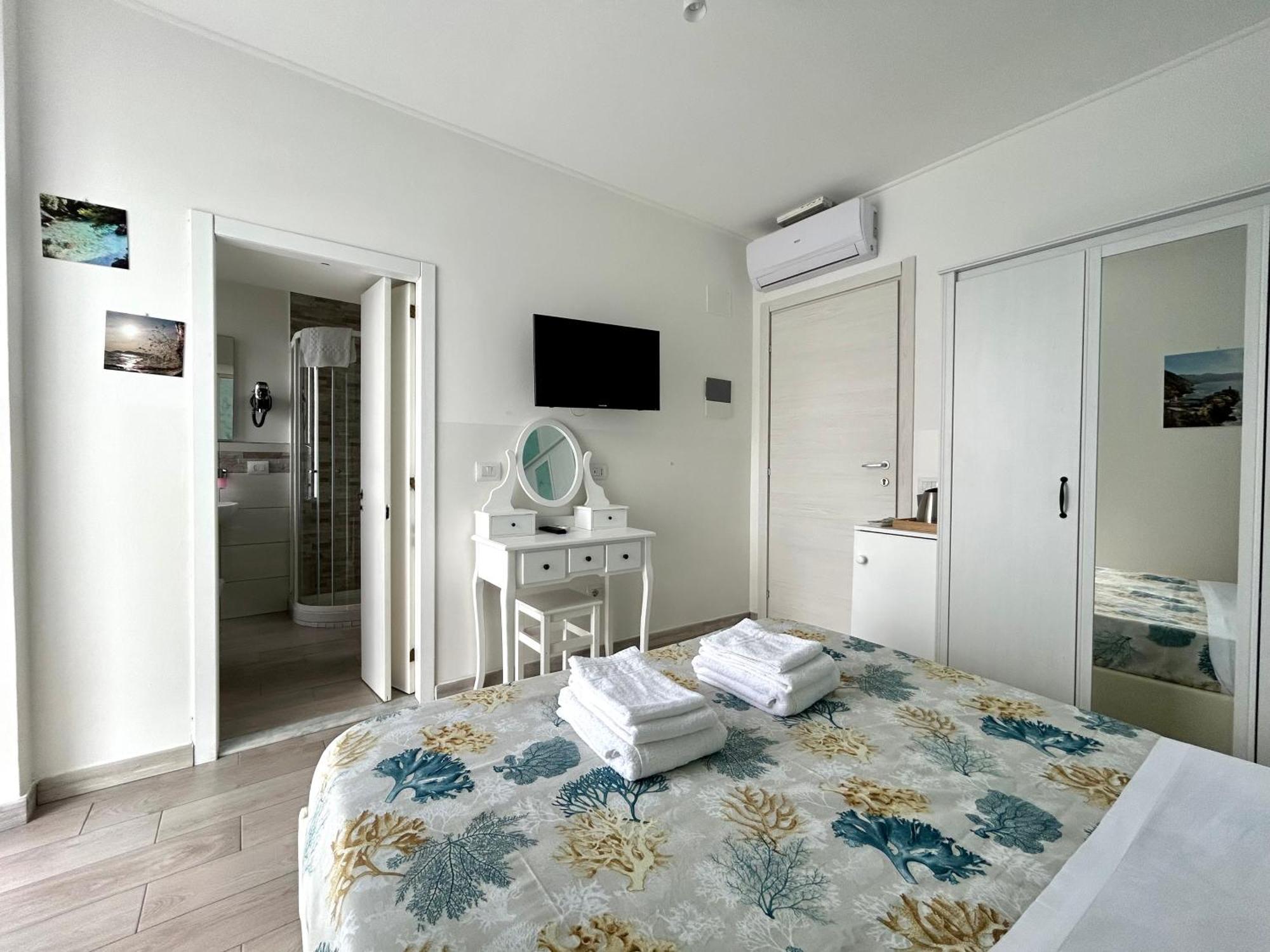 Fezzano / Portovenere Stilish Double Rooms With Sea View, Balcony Or Small Courtyard Kültér fotó