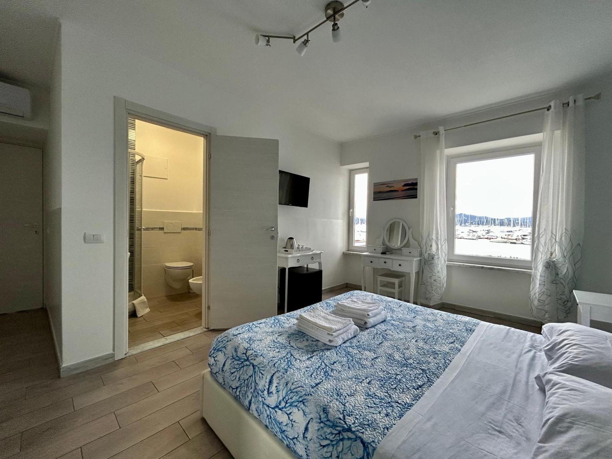 Fezzano / Portovenere Stilish Double Rooms With Sea View, Balcony Or Small Courtyard Kültér fotó