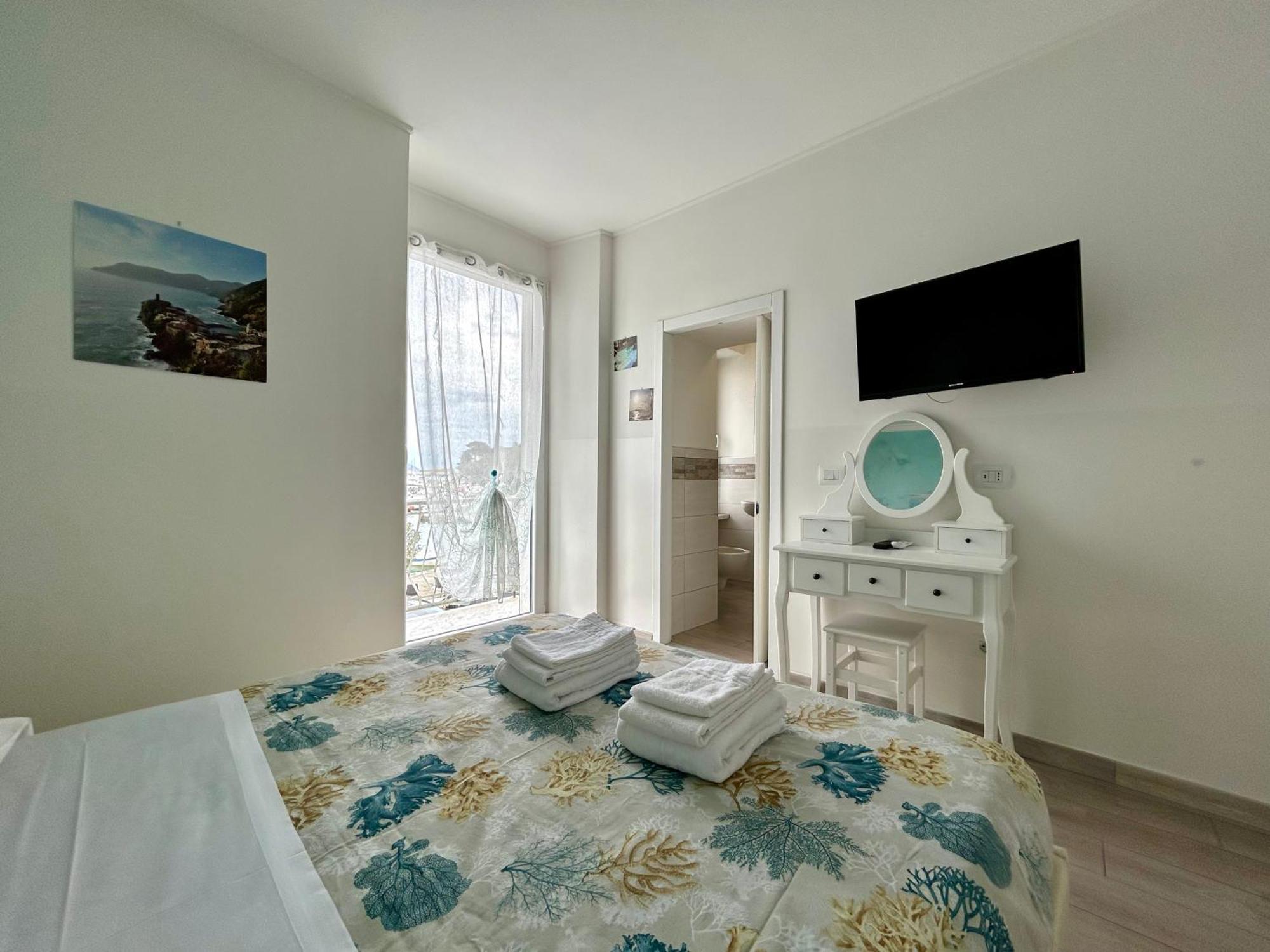 Fezzano / Portovenere Stilish Double Rooms With Sea View, Balcony Or Small Courtyard Kültér fotó